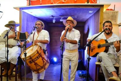 Os Fagundes fazem show no barco Cisne Branco no 20 de Setembro.