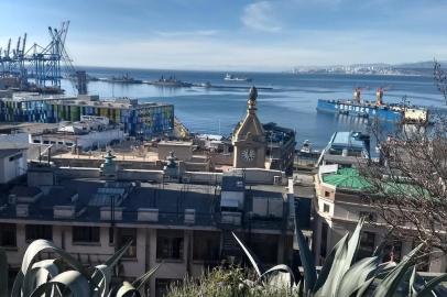 Zona portuária de Valparaíso, observada a partir do mirador do Paseo Atkinson, no Cerro Concepcion.