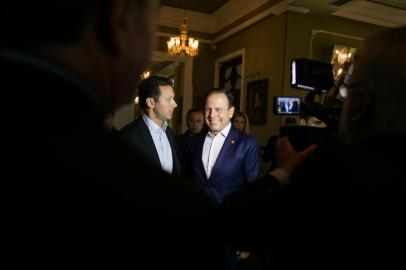  

PORTO ALEGRE, RS, BRASIL, 18-09-2017. Nelson Marchezan Jr. e João Doria. O prefeito de São Paulo, João Doria, em Porto Alegre  para falar sobre seu modelo de gestão para a capital paulista. O evento acontece em almoço para 300 empresários, na Associação Leopoldina Juvenil, promovido pelo LIDE Rio Grande do Sul em parceria com o FCDL-RS, Sindilojas Porto Alegre, CDL POA e Sindihospa. (ANDRÉA GRAIZ/AGÊNCIA RBS)
Indexador: Andrea Graiz