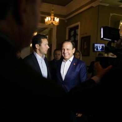  

PORTO ALEGRE, RS, BRASIL, 18-09-2017. Nelson Marchezan Jr. e João Doria. O prefeito de São Paulo, João Doria, em Porto Alegre  para falar sobre seu modelo de gestão para a capital paulista. O evento acontece em almoço para 300 empresários, na Associação Leopoldina Juvenil, promovido pelo LIDE Rio Grande do Sul em parceria com o FCDL-RS, Sindilojas Porto Alegre, CDL POA e Sindihospa. (ANDRÉA GRAIZ/AGÊNCIA RBS)
Indexador: Andrea Graiz