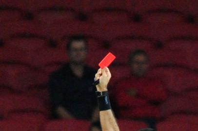  

PORTO ALEGRE, RS, BRASIL - 12-08-2015 - Campeonato Brasileiro - 18ª Rodada, Inter x Fluminense no estádio Beira-rio (FOTO:FÉLIX ZUCCO/AGÊNCIA RBS)
Jogador Marcos Junior recebe cartão vermelho do árbitro Flávio Rodrigues Guerra.