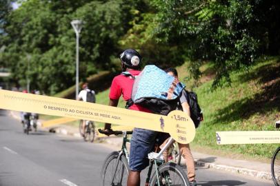  

PORTO ALEGRE, RS, BRASIL, 19-09-2017. Servidores do Departamento Estadual de Trânsito (Detran-RS) e grupos de cicloativistas em uma pedalada diferente nesta terça-feira (19). Em bicicletas com uma régua de 1,5m acoplada nas bicicletas. (RONALDO BERNARDI/AGÊNCIA RBS)