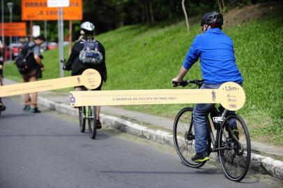  

PORTO ALEGRE, RS, BRASIL, 19-09-2017. Servidores do Departamento Estadual de Trânsito (Detran-RS) e grupos de cicloativistas em uma pedalada diferente nesta terça-feira (19). Em bicicletas com uma régua de 1,5m acoplada nas bicicletas. (RONALDO BERNARDI/AGÊNCIA RBS)