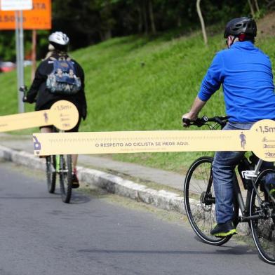  

PORTO ALEGRE, RS, BRASIL, 19-09-2017. Servidores do Departamento Estadual de Trânsito (Detran-RS) e grupos de cicloativistas em uma pedalada diferente nesta terça-feira (19). Em bicicletas com uma régua de 1,5m acoplada nas bicicletas. (RONALDO BERNARDI/AGÊNCIA RBS)