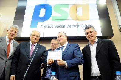  CAXIAS DO SUL, RS, BRASIL 28/07/2017O novo papel do PSD com o ingresso do vice-prefeito, Ricardo Fabris assina filiação com a presença do vice-governador José Paulo Cairoli. Ele acredita que melhorem as relações institucionais (Felipe nyland/Agência RBS)