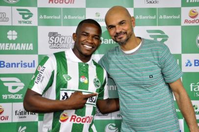 Foto do atacante Yuri Mamute com o diretor Flávio Campos. Apresentação do novo reforço do Juventude.