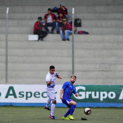  

PORTO ALEGRE, RS, BRASIL: Copa Paulo Sant'Ana - Na Copa Paulo Sant'Ana, pouquíssimos torcedores vão ver o jogo. Na foto: São José x Aimoré em Porto Alegre (Passo D'Areia). (Foto: (Isadora Neumann/ Agência RBS)