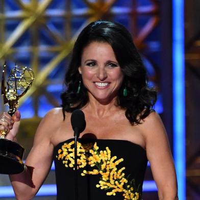 Julia Louis-Dreyfus poses with the Emmy for Outstanding Lead Actress in a Comedy Series for "Veep" during the 69th Emmy Awards at the Microsoft Theatre on September 17, 2017 in Los Angeles, California. / AFP PHOTO / Mark RALSTON