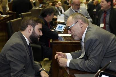  

PORTO ALEGRE, RS, BRASIL, 19/09/2017. Pela segunda semana consecutiva, a Assembleia Legislativa encerrou a ordem do dia sem aprovar projetos polêmicos que trancam a pauta de votação da Casa. Nesta terça-feira (19), havia a expectativa de apreciar duas matérias, o projeto de lei complementar (PLC) 147/2017, que prevê mudanças no estatuto da Brigada Militar (BM), e o projeto de lei (PL), 148/2017, que limita o número de servidores cedido a sindicatos. Os textos nem chegaram a ser apreciados, pois os deputados retiraram quórum após cerca de duas horas de sessão. Foto: Vinicius Reis/Agência ALRS
Indexador: Vinicius Reis