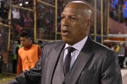 Bolivias Wilstermann team coach Roberto Mosquera gestures during their Copa Libertadores football match against Argentinas River Plate, at Felix Capriles stadium, in Cochabamba, Bolivia on September 14, 2017 / AFP PHOTO / AIZAR RALDES