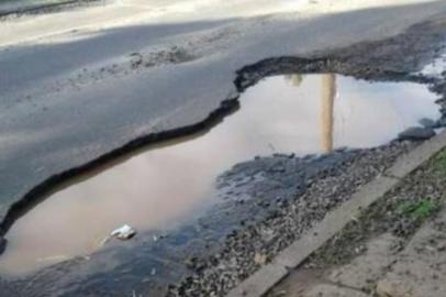 Buraco grande no asfalto na Rua Luíz Caetano Antinolfi, próximo ao número 30, no bairro Passo das Pedras. Reclamação foi relatada pelo aplicativo Pelas Ruas