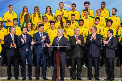 Sem citar o caráter ainda interino de seu governo e nem o processo de impeachment da presidente afastada Dilma Rousseff, o presidente interino Michel Temer, re/Divulgaçãocebeu nesta quarta-feira parte da delegação de atletas do Brasil que participará dos Jogos Olímpicos do Rio de Janeiro.