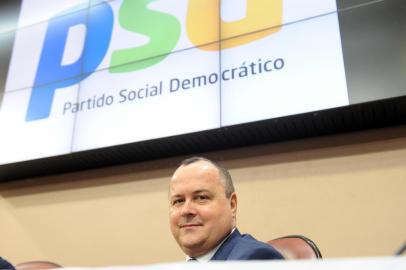  CAXIAS DO SUL, RS, BRASIL 28/07/2017O novo papel do PSD com o ingresso do vice-prefeito, Ricardo Fabris assina filiação com a presença do vice-governador José Paulo Cairoli. Ele acredita que melhorem as relações institucionais (Felipe nyland/Agência RBS)