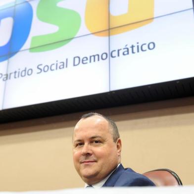  CAXIAS DO SUL, RS, BRASIL 28/07/2017O novo papel do PSD com o ingresso do vice-prefeito, Ricardo Fabris assina filiação com a presença do vice-governador José Paulo Cairoli. Ele acredita que melhorem as relações institucionais (Felipe nyland/Agência RBS)