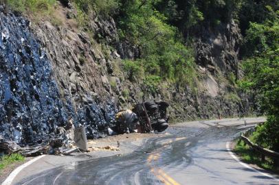  FLORES DA CUNHA, RS, BRASIL (20/09/2017). Caminhão perde controle na estrada ERS-122, KM 08, em Flores da Cunha, próximo a ponte do Rio das Antas, na divisa com Antônio Prado. Motorista não identificado morre. O colega Emerson Diego Vingert (fone 54- 996567546), seguia junto para Santa Catarina, não soube afirmar o nome correto do caminhoneiro. (Roni Rigon/Pioneiro)