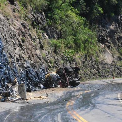  FLORES DA CUNHA, RS, BRASIL (20/09/2017). Caminhão perde controle na estrada ERS-122, KM 08, em Flores da Cunha, próximo a ponte do Rio das Antas, na divisa com Antônio Prado. Motorista não identificado morre. O colega Emerson Diego Vingert (fone 54- 996567546), seguia junto para Santa Catarina, não soube afirmar o nome correto do caminhoneiro. (Roni Rigon/Pioneiro)