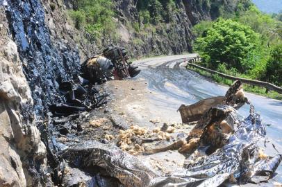  FLORES DA CUNHA, RS, BRASIL (20/09/2017). Caminhão perde controle na estrada ERS-122, KM 08, em Flores da Cunha, próximo a ponte do Rio das Antas, na divisa com Antônio Prado. Motorista não identificado morre. O colega Emerson Diego Vingert (fone 54- 996567546), seguia junto para Santa Catarina, não soube afirmar o nome correto do caminhoneiro. (Roni Rigon/Pioneiro)