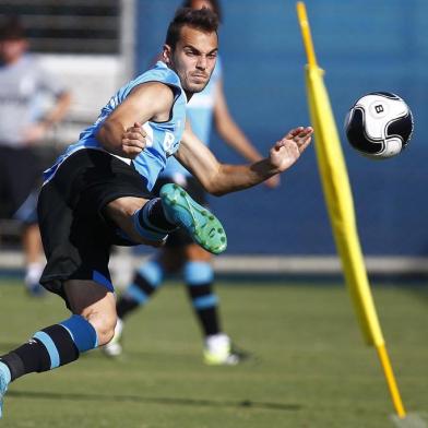 RS - FUTEBOL/TREINO GREMIO  - ESPORTES - Felipe Tontini, Jogadores do Grêmio realizam treino na tarde desta quinta-feira durante a Pre Temporada Gatorade 2016. FOTO: LUCAS UEBEL/GREMIO FBPA