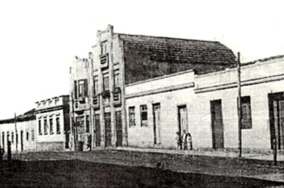  

A Casa de Carli, antiga Casa das Armas, fundada em 1942, em Santo Antônio da Patrulha, está completando 75 anos de atividade.