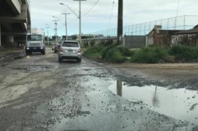 Os buracos na Rua João Moreira Maciel, próximo ao Centro de Treinamento Luiz Carvalho, no bairro Navegantes, em Porto Alegre, são motivo de reclamação de usuários do aplicativo Pelas Ruas. Os problemas no asfalto prejudicam a mobilidade de vários motoristas, já que a via é bastante movimentada. 