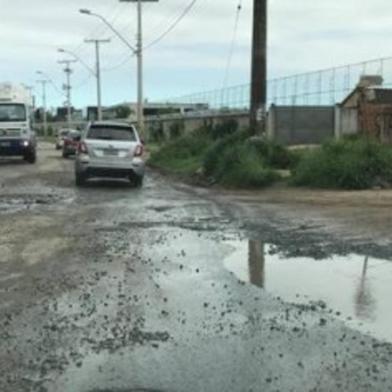 Os buracos na Rua João Moreira Maciel, próximo ao Centro de Treinamento Luiz Carvalho, no bairro Navegantes, em Porto Alegre, são motivo de reclamação de usuários do aplicativo Pelas Ruas. Os problemas no asfalto prejudicam a mobilidade de vários motoristas, já que a via é bastante movimentada. 