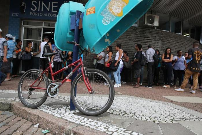  

PORTOALEGRE-RS-BR 17.02.2017
Fila de desempregados que aceitam voltar ao mercado por um salário menor que no emprego anterior, no Sine, centro de Porto Alegre.
FOTÓGRAFO: TADEU VILANI AGÊNCIARBS DG Geral