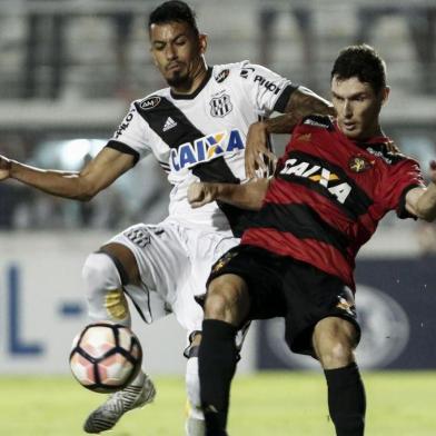 Lucca (L) of Brazils Ponte Preta vies for the ball with Raul Prata of Brazils Sport Recife during their 2017 Sudamericana Cup football match at the Moises Lucarelli Stadium in Campinas, Sao Paulo, Brazil, on September 20, 2017. / AFP PHOTO / Miguel SCHINCARIOL