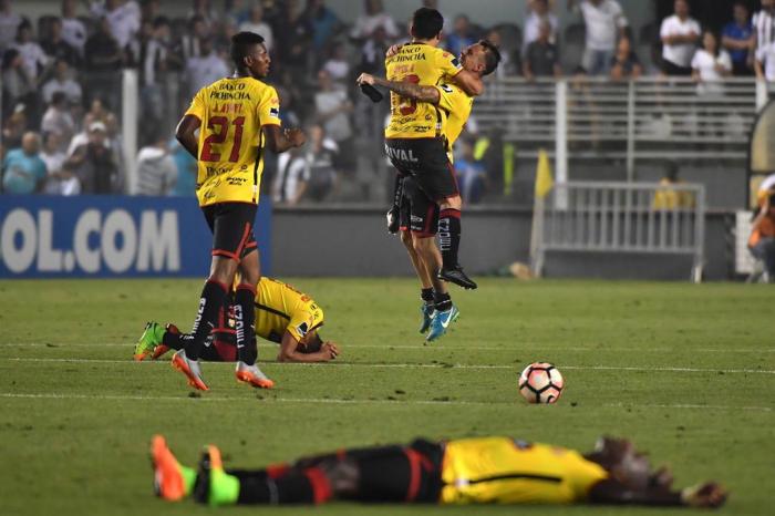  

Ecuadors Barcelona footballers celebrate after defeating Brazils Santos during their 2017 Copa Libertadores quarter final second leg match held at Vila Belmiro stadium, in Santos, Brazil, on September 20, 2017. / AFP PHOTO / 

Editoria: SPO
Local: Santos
Indexador: NELSON ALMEIDA
Secao: soccer
Fonte: AFP
Fotógrafo: STF