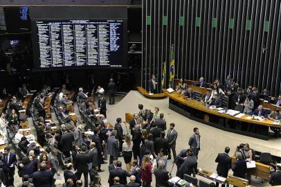 Votação da PEC 282/2016, que altera a Constituição Federal para vedar as coligações nas eleições proporcionais, disciplinar a autonomia dos partidos políticos.

