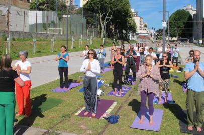 Ioga na praça, na Praça das Feiras, em Caxias do Sul, será retomada no próximo sábado.