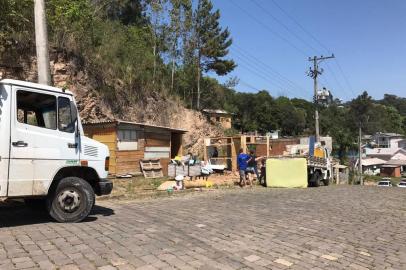 Famílias são retiradas de terreno ocupado ilegalmente em Bento Gonçalves