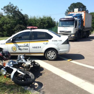 Um motociclista de 42 anos teve a perna amputada em um acidente de trânsito no começo da tarde desta quinta-feira (21) na Estrada das Três Meninas, no bairro Vila Nova, na zona sul de Porto Alegre. 