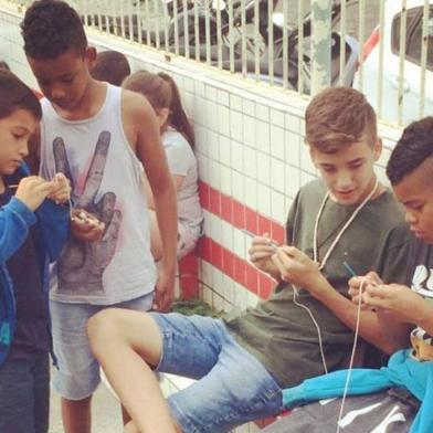 Meninos fazem crochê em escola de Itajaí