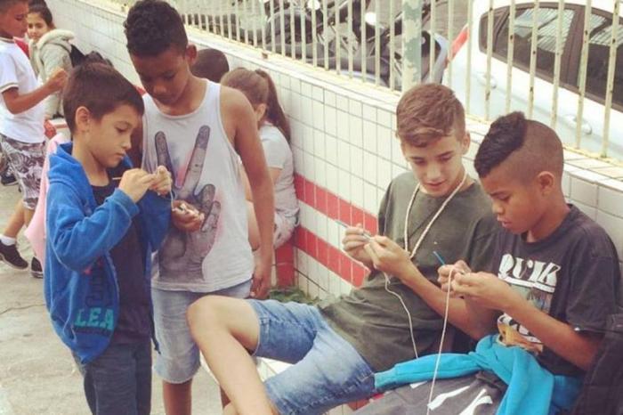 Meninos fazem crochê em escola de Itajaí