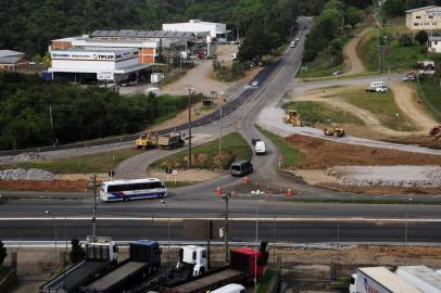  CAXIAS DO SUL, RS, BRASIL, 14/09/2017 - Obras da reformulação do entroncamento da RS-453 com a BR-470, conhecido como Trevo da Telasul, em Garibaldi, estão atrasadas. A reformulação do trevo começou no início de setembro do ano passado e prevê a construção de uma rotatória alongada, que deve eliminar as filas de veículos. Ela também foi pensada para se adequar a uma futura duplicação da estrada ou à construção de uma elevada, apontada como a solução definitiva para o entroncamento. (Marcelo Casagrande/Agência RBS)