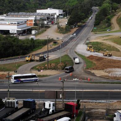  CAXIAS DO SUL, RS, BRASIL, 14/09/2017 - Obras da reformulação do entroncamento da RS-453 com a BR-470, conhecido como Trevo da Telasul, em Garibaldi, estão atrasadas. A reformulação do trevo começou no início de setembro do ano passado e prevê a construção de uma rotatória alongada, que deve eliminar as filas de veículos. Ela também foi pensada para se adequar a uma futura duplicação da estrada ou à construção de uma elevada, apontada como a solução definitiva para o entroncamento. (Marcelo Casagrande/Agência RBS)