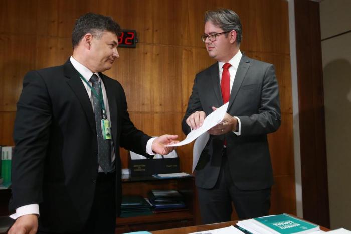 Segunda denúncia contra Temer chega à Câmara dos Deputados

DF - JBS/TEMER/PGR/STF/CÂMARA - POLÍTICA - O diretor-geral do Supremo Tribunal Federal (STF), Eduardo Toledo (d), entrega ao   secretário-geral da Mesa Diretora da Câmara, Wagner Padilha, os autos do processo  da   segunda denúncia apresentada contra o presidente Michel Temer, em Brasília, na noite   desta quinta-feira, 21. Cabe aos deputados autorizar ou não a continuidade do processo no   Supremo Tribunal Federal (STF), que pode levar ao afastamento do peemedebista do   cargo.   21/09/2017 - Foto: ANDRÉ DUSEK/ESTADÃO CONTEÚDO

Editoria: POLÍTICA
Local: BRASÍLIA
Indexador: ANDRÉ DUSEK
Fonte: AGENCIA ESTADO
Fotógrafo: ESTADÃO CONTEÚDO