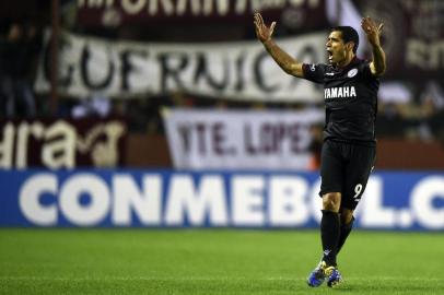 Argentinas Lanus forward Jose Sand celebrates after scoring a goal against Argentinas San Lorenzo during their 2017 Copa Libertadores quarterfinal second leg match at Lanus stadium in Lanus, Buenos Aires, Argentina, on September 21, 2017. / AFP PHOTO / EITAN ABRAMOVICH