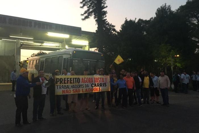 rodoviários fazem protesto em frente à Carris