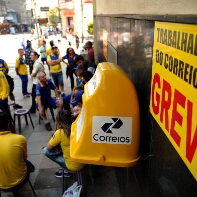  CAXIAS DO SUL, RS, BRASIL, 22/09/2017. Funcionários dos Correios entram em greve no estado. Em Caxias do Sul, houve movimentação na frente da agência dos correios central, na Rua Sinimbu. De acordo com os grevistas, em Caxias, são cerca de 75 funcionários parados. (Diogo Sallaberry/Agência RBS)