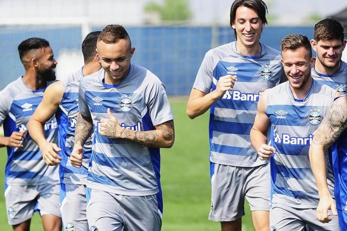 Grêmio treina e viaja à tarde para São Paulo