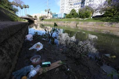  

PORTO ALEGRE, RS, BRASIL - 05/10/2015 - Lixo no Arroio Dilúvio. (FOTO: LAURO ALVES, AGÊNCIA RBS).