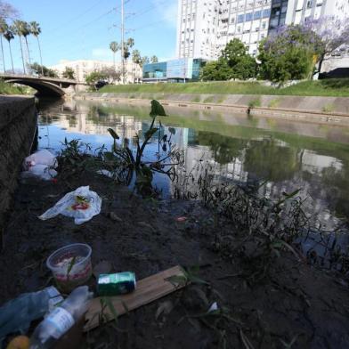  

PORTO ALEGRE, RS, BRASIL - 05/10/2015 - Lixo no Arroio Dilúvio. (FOTO: LAURO ALVES, AGÊNCIA RBS).