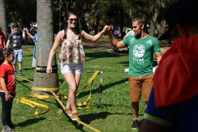 PORTO ALEGRE, RS, BRASIL, 21/09/2017.
Vitor Barcellos Haas ministra oficinas gratuitas de slackline aos domingos na Redenção.
IMAGEM: ARQUIVO PESSOAL