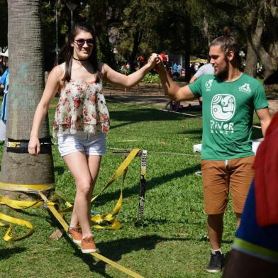 PORTO ALEGRE, RS, BRASIL, 21/09/2017.
Vitor Barcellos Haas ministra oficinas gratuitas de slackline aos domingos na Redenção.
IMAGEM: ARQUIVO PESSOAL