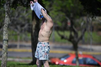  

PORTO ALEGRE, RS, BRASIL, 22-09-2017. Sexta-feira de calor. Pessoas aproveitaram o ínicio da tarde na Praça da Encol. (RONALDO BERNARDI/AGÊNCIA RBS)