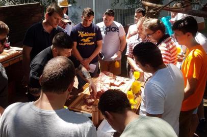 Aula de preparo e cortes de carnes especiais, por João Oliboni e Gabriel Lourenço