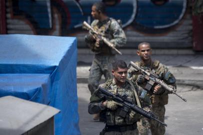  

Members of Brazils Special Police Operations Battalion take part in an operation to fight heavily armed drug traffickers at the Rocinha favela in Rio de Janeiro, Brazil, on September 22, 2017. 
Brazilian soldiers were sent to help Rio de Janeiro police fight heavily armed drug traffickers who have taken over much of the biggest shantytown in the country, the Rocinha favela. Local media reported intense shooting between police and criminals early Friday at Rocinha, where approximately 70,000 people live in a teeming collection of small homes on steep hillsides overlooking western Rio. / AFP PHOTO / Mauro PIMENTEL

Editoria: CLJ
Local: Rio de Janeiro
Indexador: MAURO PIMENTEL
Secao: police
Fonte: AFP
Fotógrafo: STF