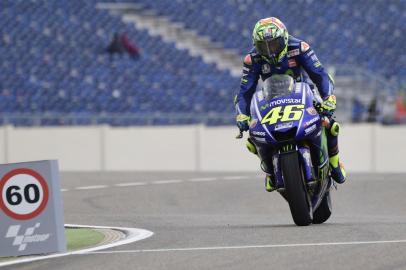 Movistar Yamaha MotoGPs Italian rider Valentino Rossi rides during the Moto GP first free practice during the Moto Grand Prix of Aragon at the Motorland circuit in Alcaniz on September 22, 2017. / AFP PHOTO / JAVIER SORIANO