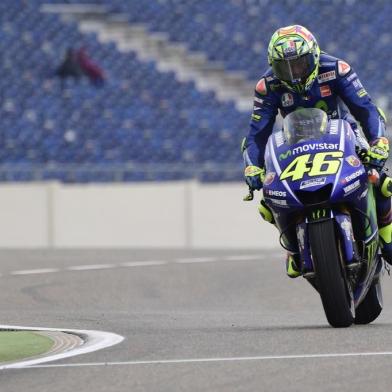 Movistar Yamaha MotoGPs Italian rider Valentino Rossi rides during the Moto GP first free practice during the Moto Grand Prix of Aragon at the Motorland circuit in Alcaniz on September 22, 2017. / AFP PHOTO / JAVIER SORIANO